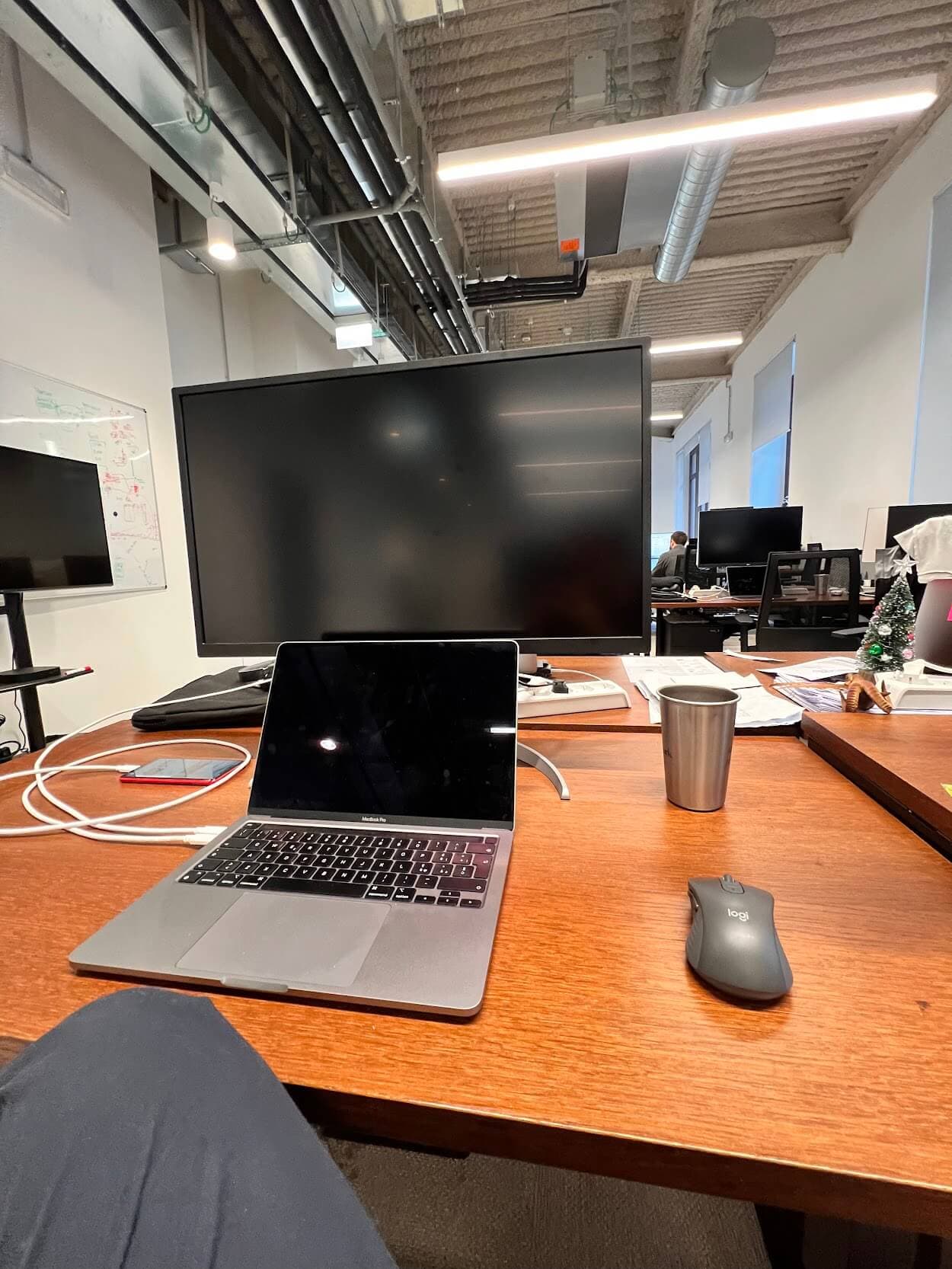 Postazione di lavoro con monitor verticale di Matteo Ricupero